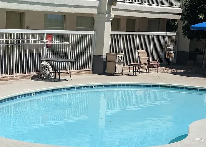 Howard Johnson By Wyndham University/phoenix Hotel